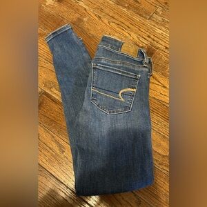 American Eagle Medium-dark wash skinny-ish jeans! Size 00. Barley worn